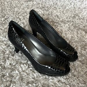 STUART WEITZMAN || Snakeskin Logaplainfie black leather sole open toe sexy heels